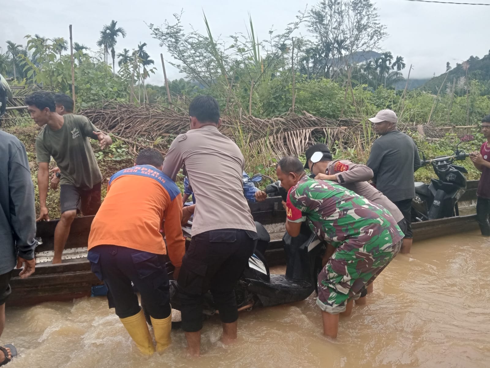 ‎Babinsa Koramil 11/Kluet Tengah dan Koramil 06/Kluet Utara Bersama Tim Gabungan Berjibaku Tangani Banjir 