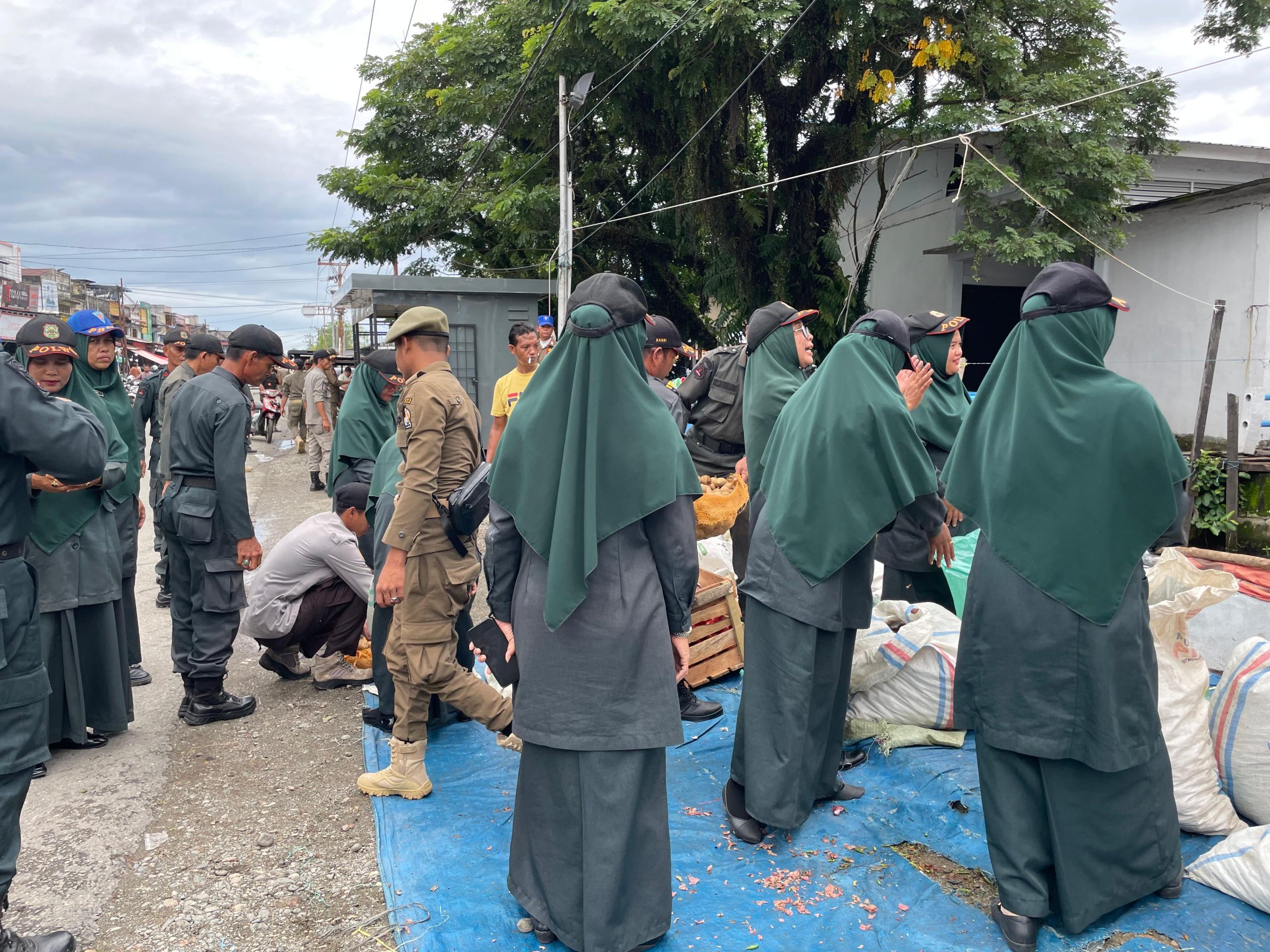 Petugas Gabungan Lakukan Penertiban Pedagang di Jalan Dariyah Pasar Bina Usaha Meulaboh