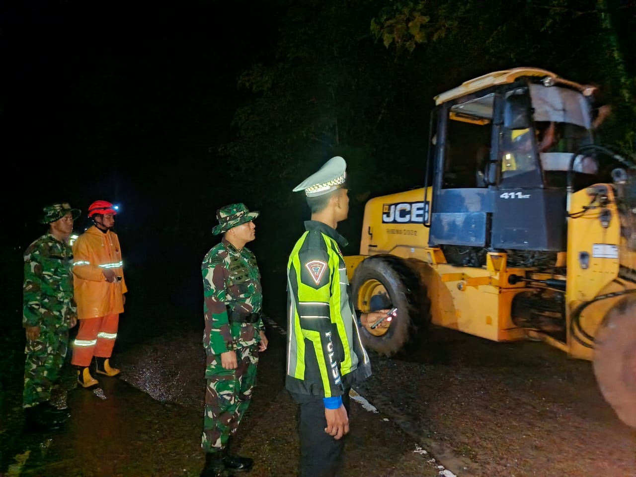 ‎Dandim 0107/Aceh Selatan Turun Langsung Pimpin Penanganan Longsor di Jalur Lintas Tapaktuan–Subulussalam