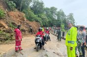 Gerak Cepat Polres Aceh Selatan Tangani Longsor di Gunung Batu Itam, Arus Lalu Lintas Lumpuh Total