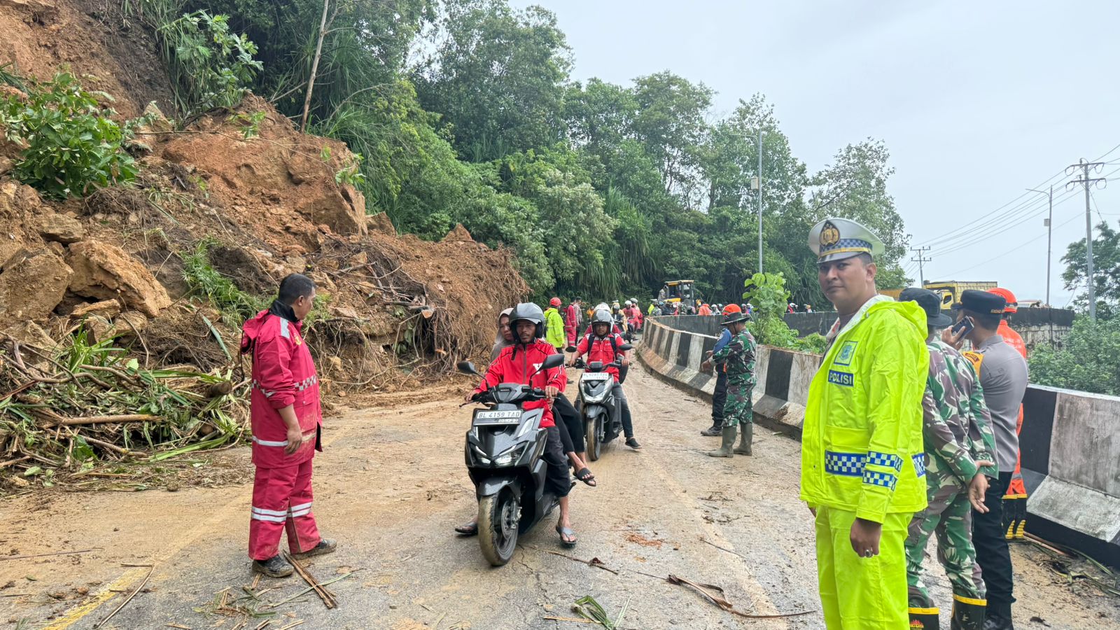 Gerak Cepat Polres Aceh Selatan Tangani Longsor di Gunung Batu Itam, Arus Lalu Lintas Lumpuh Total