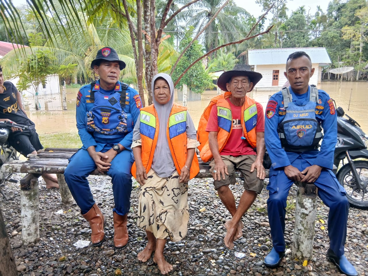 Satpol Airud Polres Aceh Barat Evakuasi Warga Lansia Saat Banjir Rendam Gampong Gunong Rambong AQ