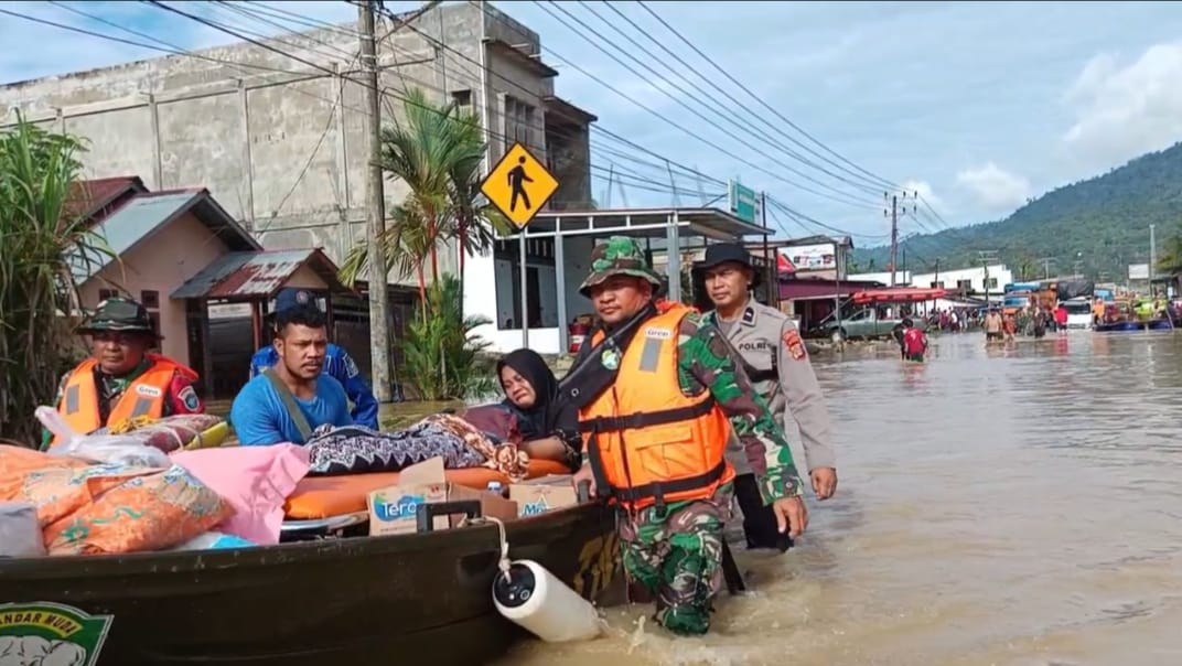 ‎Satgas Bencana Aceh Selatan Evakuasi Jenazah yang Terjebak Genangan Banjir di Jalan Nasional Tapaktuan–Subulussalam