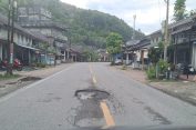 Jalan Nasional Tapaktuan – Banda Aceh Dibiarkan Berlubang Tanpa Ada Penanganan Dari Pihak Yang Berwenang