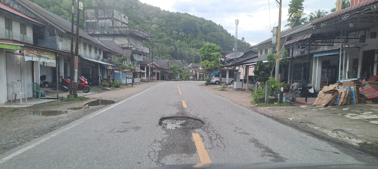 Jalan Nasional Tapaktuan – Banda Aceh Dibiarkan Berlubang Tanpa Ada Penanganan Dari Pihak Yang Berwenang