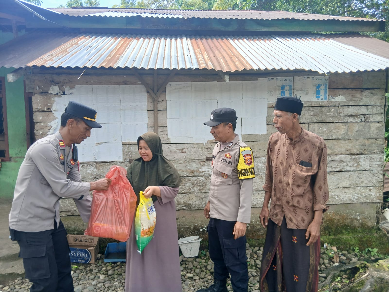 Polsek Labuhanhaji Timur Lakukan Jumat Berkah, Salurkan Bantuan Sembako untuk Warga Kurang Mampu