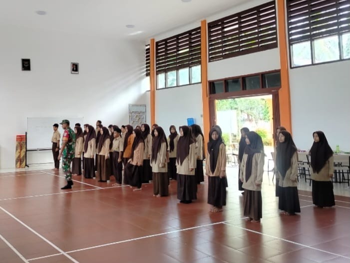 ‎Babinsa Koramil 02/Lateng Latih PBB Siswa di SR : Tanamkan Disiplin, Nasionalisme, dan Jiwa Kepemimpinan Sejak Dini