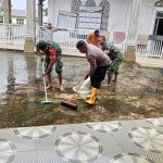 ‎Sinergi Tanpa Batas: TNI, Polri dan Warga Gelar Aksi Jumat Bersih di Masjid Baitul Karim Trumon Timur