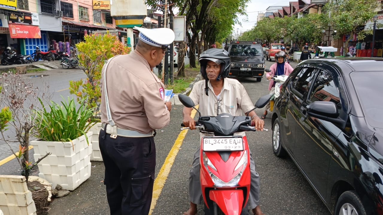 Satlantas Polres Aceh Barat Tingkatkan Edukasi Keselamatan, Sebar Brosur Tertib Lalu Lintas pada Ops Zebra Seulawah 2025
