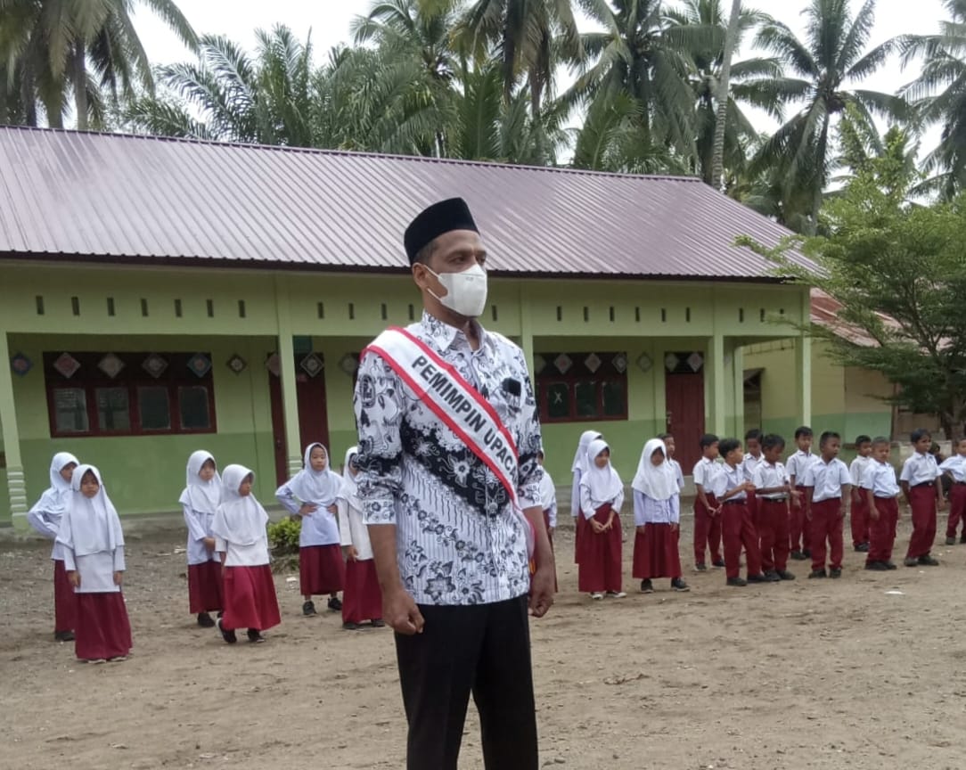 Upacara Hari Guru di SDN Seuneubok Teungoh Berjalan Sukses dan Khidmat