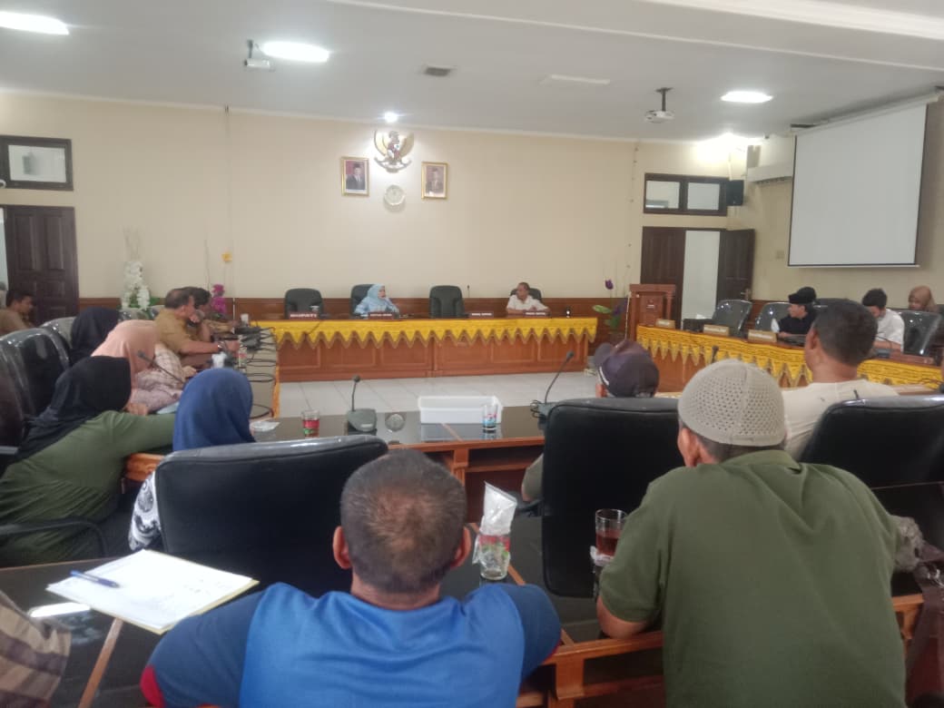 Ketua DPRK Aceh Barat Hj, Siti Ramazan,SE Rapat Dengar Pendapat (RDP) Bersama Masyarakat Pedagang Pasar Bina Usaha