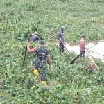 Babinsa Koramil 07/Kluet Selatan Sigap Bersihkan Aliran Sungai Desa Indra Damai, Cegah Potensi Banjir