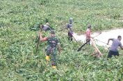 Babinsa Koramil 07/Kluet Selatan Sigap Bersihkan Aliran Sungai Desa Indra Damai, Cegah Potensi Banjir
