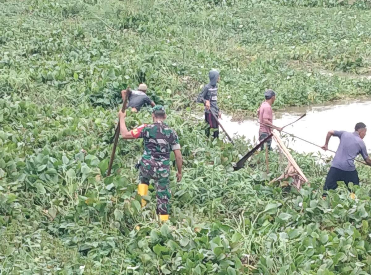 Babinsa Koramil 07/Kluet Selatan Sigap Bersihkan Aliran Sungai Desa Indra Damai, Cegah Potensi Banjir