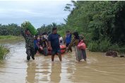 ‎Banjir Kembali Terjadi, Tim Gabungan TNI, Polri, BPBD dan Warga Evakuasi Penduduk Terjebak di Desa Seuneubok Pusaka