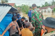 ‎Tim Gabungan TNI, Polri dan BPBD Berhasil Evakuasi Warga Seuneubok Pusaka Trumon yang Terjebak Banjir Setinggi 5 Meter