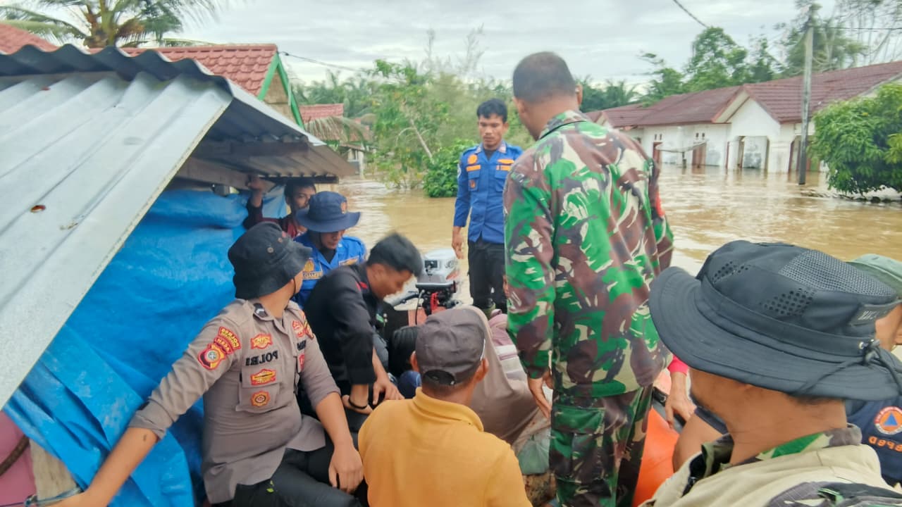 ‎Tim Gabungan TNI, Polri dan BPBD Berhasil Evakuasi Warga Seuneubok Pusaka Trumon yang Terjebak Banjir Setinggi 5 Meter