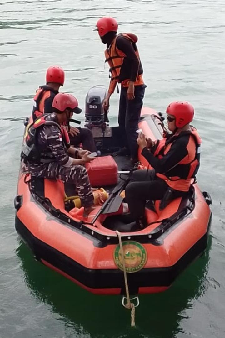 Pos TNI AL Tapaktuan Bantu Pencarian Korban Terseret Arus di Pasieraja, Aceh Selatan