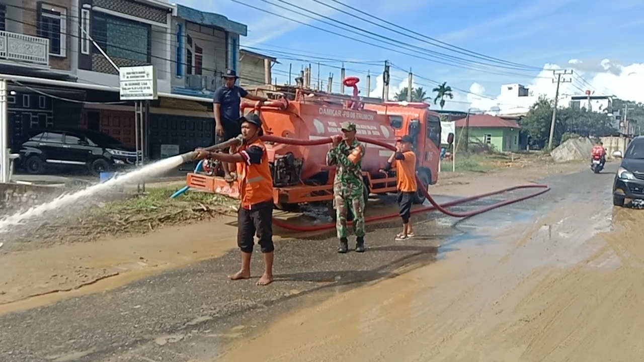 Pasca Banjir Dandim 0107/Asel Kerahkan Personel Bantu Bersihkan Jalan Nasional Tapaktuan – Subulussalam 