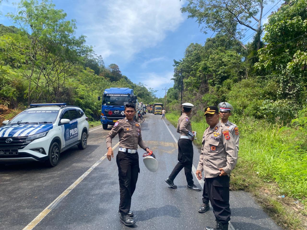 Gerak Cepat Sat Lantas Polres Aceh Selatan melaksanakan Gatur Lalu Lintas di lokasi Tumpahan CPO di Gunung Kapur Trumon