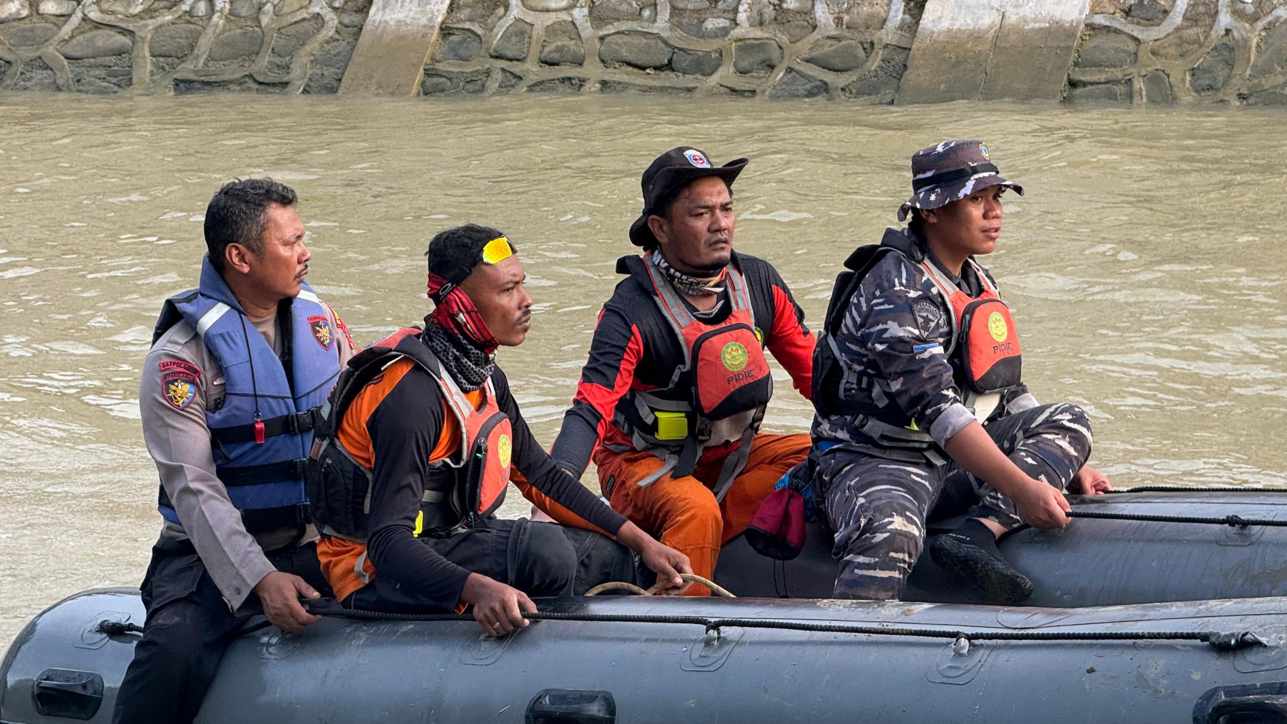 Polres Pidie Bersama Tim SAR Gabungan Lakukan Pencarian Korban Tenggelam di Sungai Teupin Raya