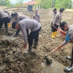 Pasca Banjir, Polres Pidie Gotong Royong Bersihkan Puskeswan Pasar Hewan Baro Yaman