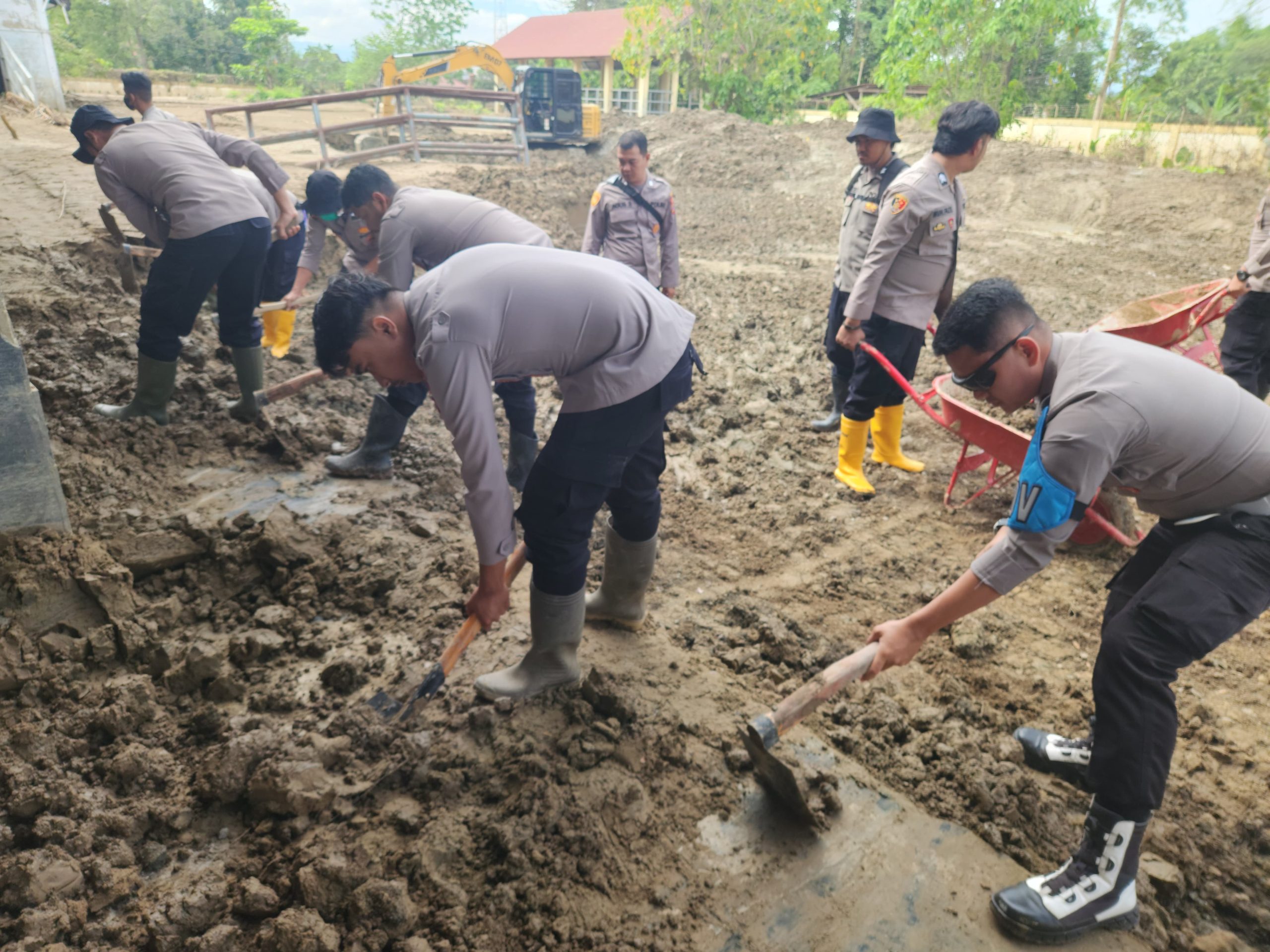 Pasca Banjir, Polres Pidie Gotong Royong Bersihkan Puskeswan Pasar Hewan Baro Yaman