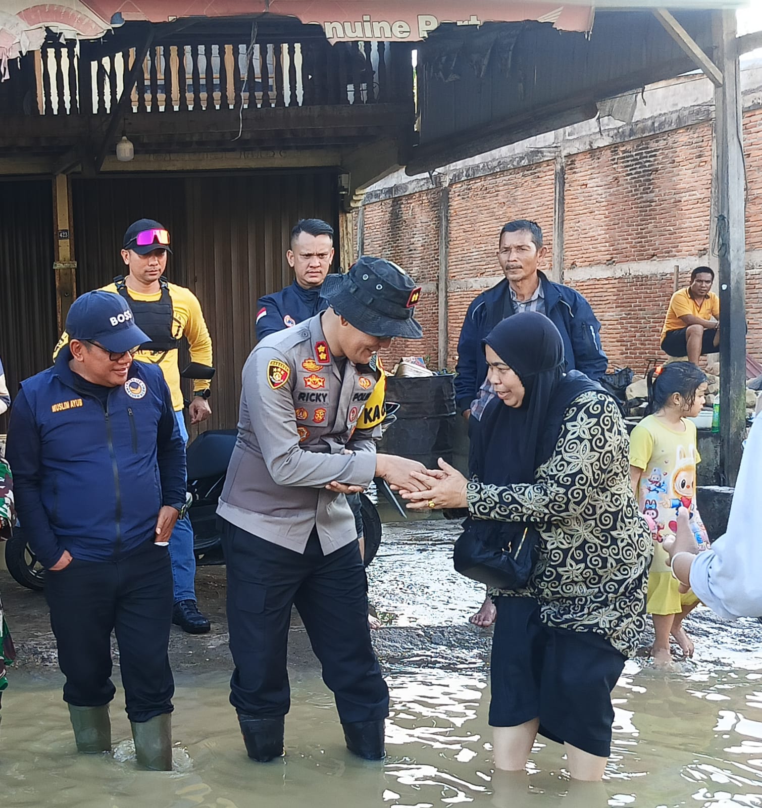 Kapolres Aceh Selatan dan Anggota DPR RI Komisi XIII Salurkan Bantuan untuk Korban Banjir di Trumon