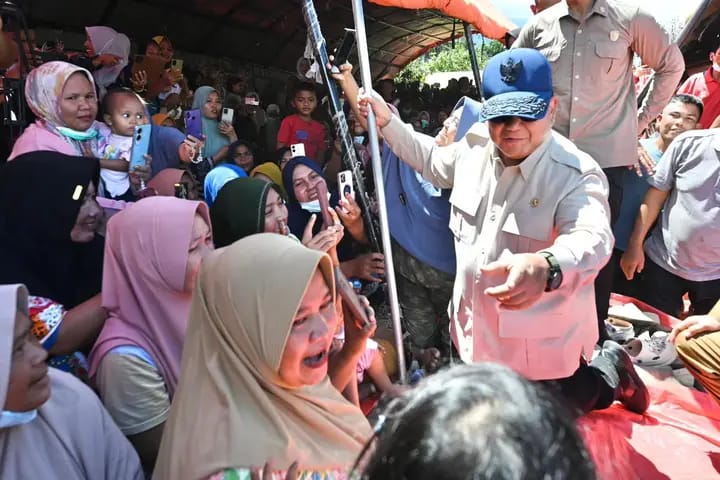 Presiden RI Kunjungi Korban Musibah Banjir Aceh Tenggara, Warga Menyabut Antusias