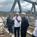 Wagub Aceh Fadhlullah Tinjau Jembatan Awe Geutah yang Ambruk, Pemerintah Siapkan Jembatan Alternatif