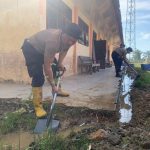 Peduli Kemanusiaan, Personel Polres Aceh Selatan Bantu Pembersihan Pascabanjir di Trumon