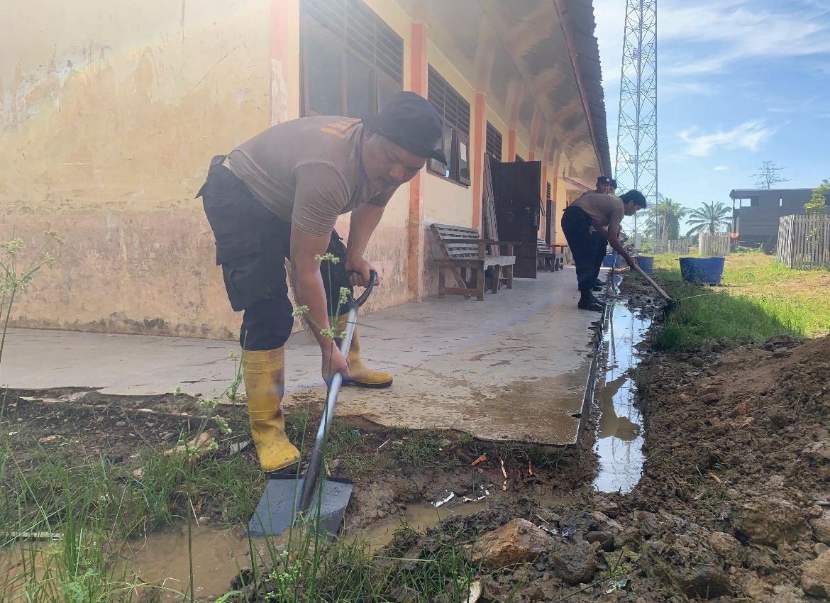 Peduli Kemanusiaan, Personel Polres Aceh Selatan Bantu Pembersihan Pascabanjir di Trumon