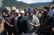 Wagub Aceh dan Mendagri Turun Langsung Serahkan Bantuan untuk Korban Banjir