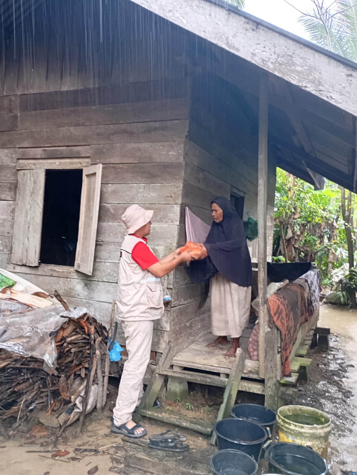 DPC PDI Perjuangan Kota Lhokseumawe Bagikan Daging Siap Masak Untuk Warga Terdampak Bencana