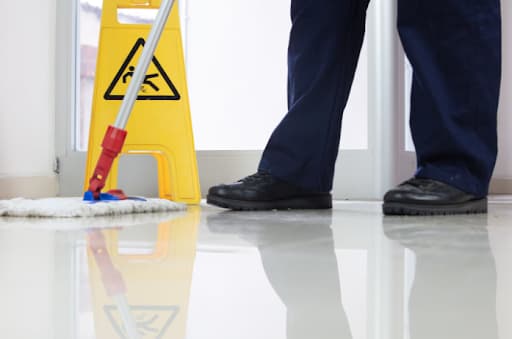 Kenapa Lantai Mengeluarkan Air? Cari Tahu Penyebab dan Cara Mengatasinya!